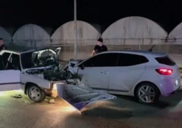 Antalya'da iki otomobil çarpıştı 1 kişi hayatını kaybetti