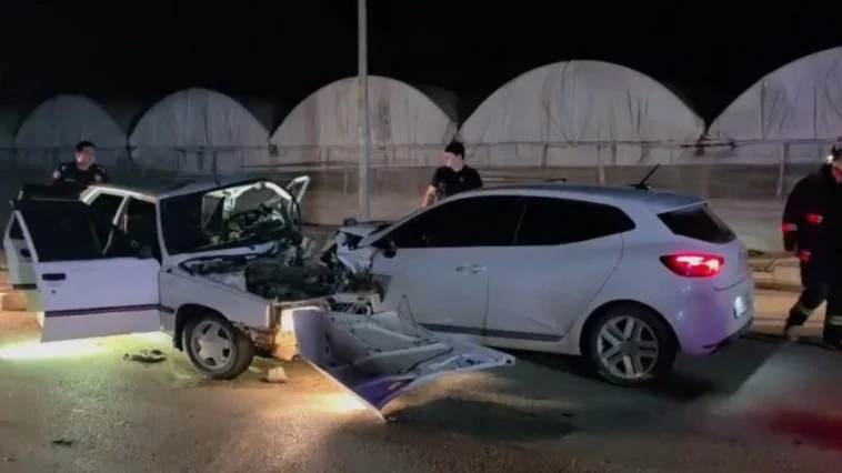 Antalya'da iki otomobil çarpıştı 1 kişi hayatını kaybetti