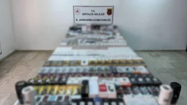 Antalya'da jandarma 3.2 milyonluk kaçak elektronik eşya ele geçirdi