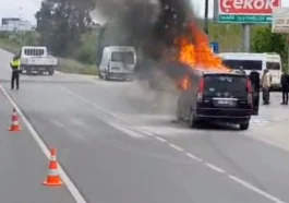 Antalya'da seyir halindeki araçta çıkan yangın söndürüldü