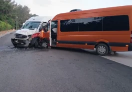 Antalya'da tur minibüsleri çarpıştı: 13 turist yaralandı