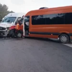 Antalya'da tur minibüsleri çarpıştı: 13 turist yaralandı