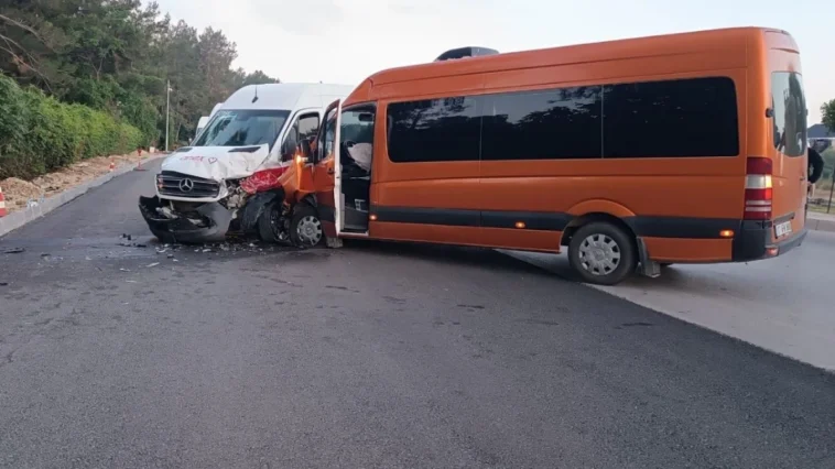 Antalya'da tur minibüsleri çarpıştı: 13 turist yaralandı