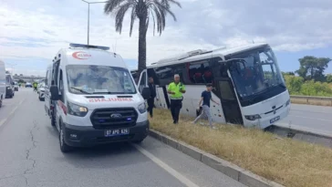 Antalya'da yolcu otobüsü refüje çıktı