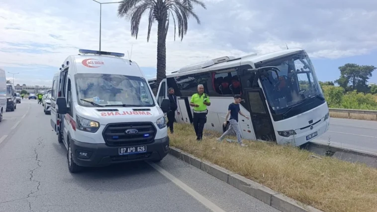Antalya'da yolcu otobüsü refüje çıktı