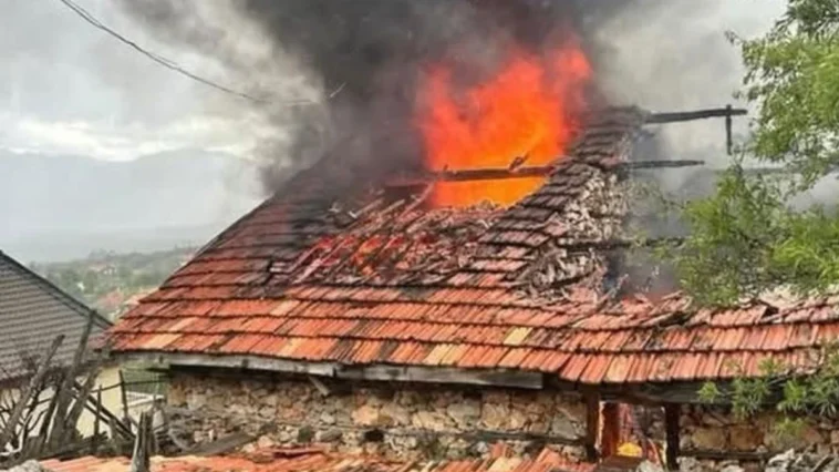 Düğmeli ev küle döndü