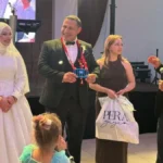 Düğünde bariyerli takı sürprizi