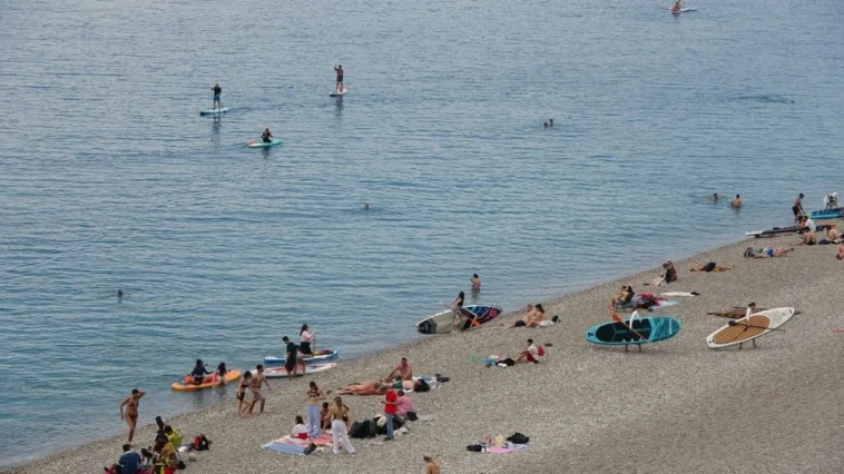 Hava ısındı, Konyaaltı Sahili'nde yoğunluk oluştu