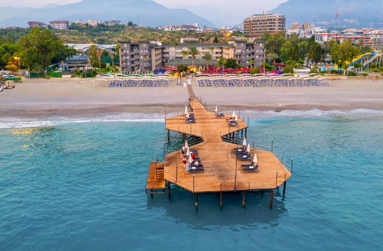 ALANYA’DA YAZIN HABERCİSİ: SENZA SUNSET BEACH HOTEL KAPILARINI AÇTI