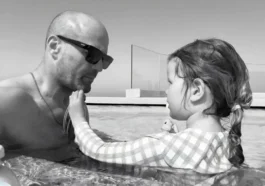 Jason Statham’dan sonsuzluk havuzunda poz