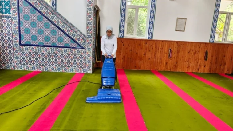 Kemer'de bayram öncesi camilerde temizlik seferberliği