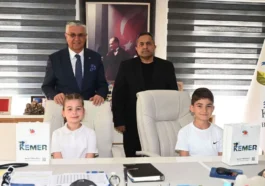 Kemer'de öğrenciler başkanlık koltuğuna oturdu