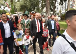 Kepez’de 23 Nisan coşkusu sokaklara taştı