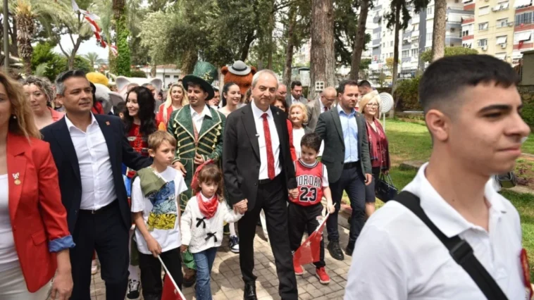 Kepez’de 23 Nisan coşkusu sokaklara taştı