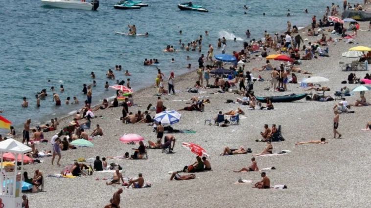 Konyaaltı Sahili'nde 19 Mayıs yoğunluğu