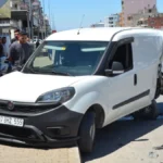 Lastiği patlayan kamyonet park halindeki araca çarptı