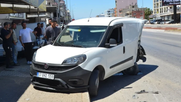 Lastiği patlayan kamyonet park halindeki araca çarptı