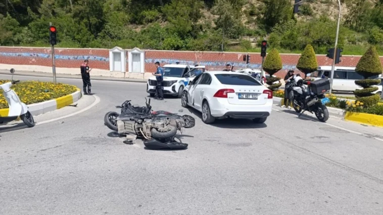 Manavgat’ta kavşakta kaza: 2 yaralı
