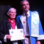 Mezuniyet belgesini profesör oğlu verdi