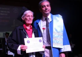 Mezuniyet belgesini profesör oğlu verdi