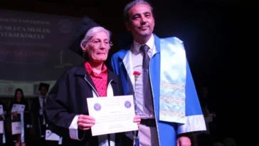 Mezuniyet belgesini profesör oğlu verdi