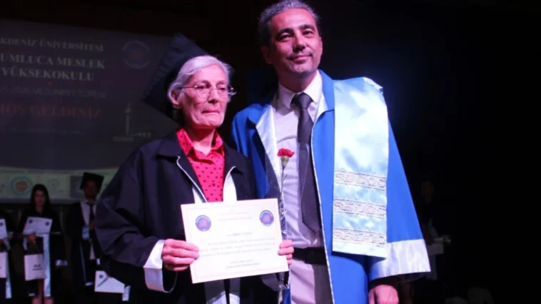 Mezuniyet belgesini profesör oğlu verdi
