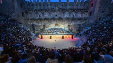 Öğretmenlerden Aspendos’ta unutulmaz performans