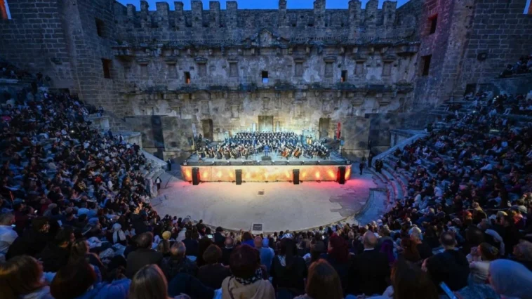 Öğretmenlerden Aspendos’ta unutulmaz performans