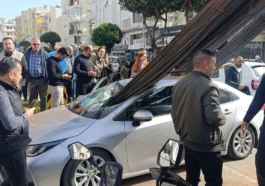 Ön camına inşat demirleri giren otomobilde 2 kişi yaralandı