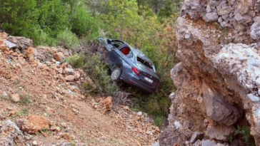 Otomobil şarampole yuvarlandı 3'ü çocuk 5 kişi yaralandı