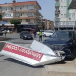 Otomobilin çarptığı araç yön tabelasını devirdi