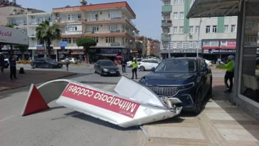 Otomobilin çarptığı araç yön tabelasını devirdi