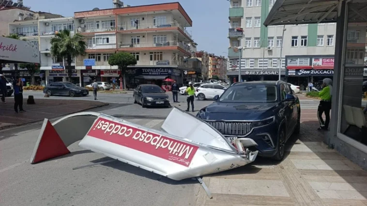 Otomobilin çarptığı araç yön tabelasını devirdi