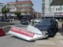 Otomobilin çarptığı araç yön tabelasını devirdi