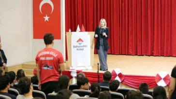 Rektör Özkan’dan lise öğrencileriyle ufuk açıcı sohbet
