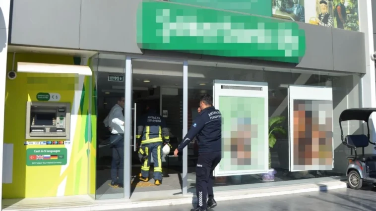 Serik'te bankanın bilgisayarından çıkan duman korkuttu
