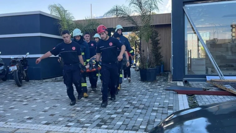 Sitede asma tavan çöktü 2 kişi yaralandı