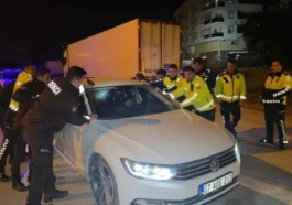 Sızan sürücüyü uyandırmak için aracı beşik gibi salladılar