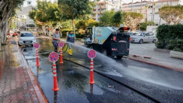 Temizlik işleri ekipleri Alanya’yı bayrama hazırlıyor