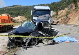 Tırla çarpışan otomobildeki karı koca hayatını kaybetti