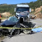 Tırla çarpışan otomobildeki karı koca hayatını kaybetti