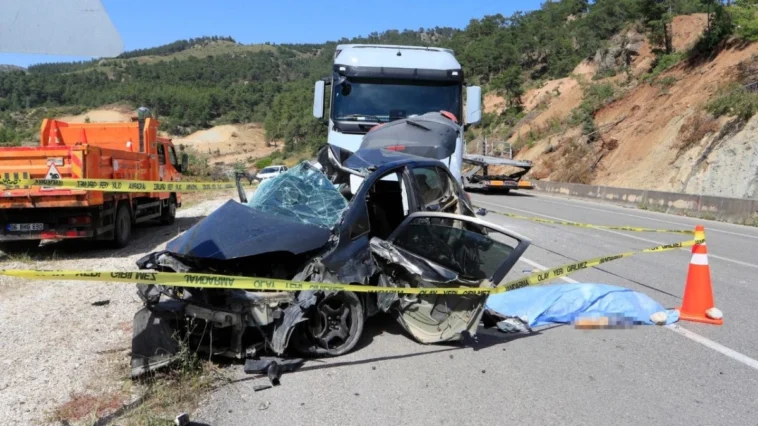 Tırla çarpışan otomobildeki karı koca hayatını kaybetti
