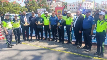 Trafik Haftası’nda örnek sürücülere plaket