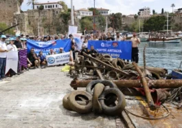 Yat Limanı'ndan 5 ton çöp çıkarıldı