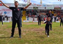 3 yaşındaki Ardenalp’ten zeybek şovu