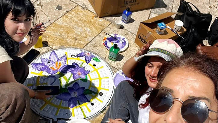 Kaleiçinde rögar kapakları renklendi