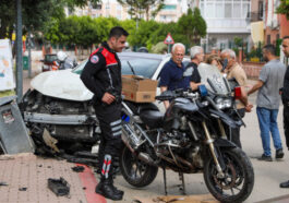 Polis motosikletiyle otomobil çarpıştı: 3 yaralı