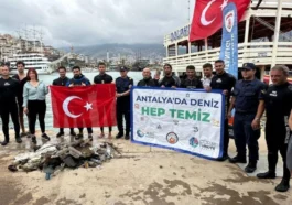 Alanya'da dalgıçlar deniz dibi temizliği yaptı