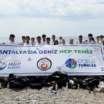 Antalya'da öğrenciler Konyaaltı sahilini temizledi