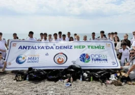 Antalya'da öğrenciler Konyaaltı sahilini temizledi